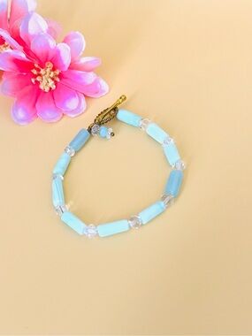 Blue beaded bracelet round gold tone toggle
